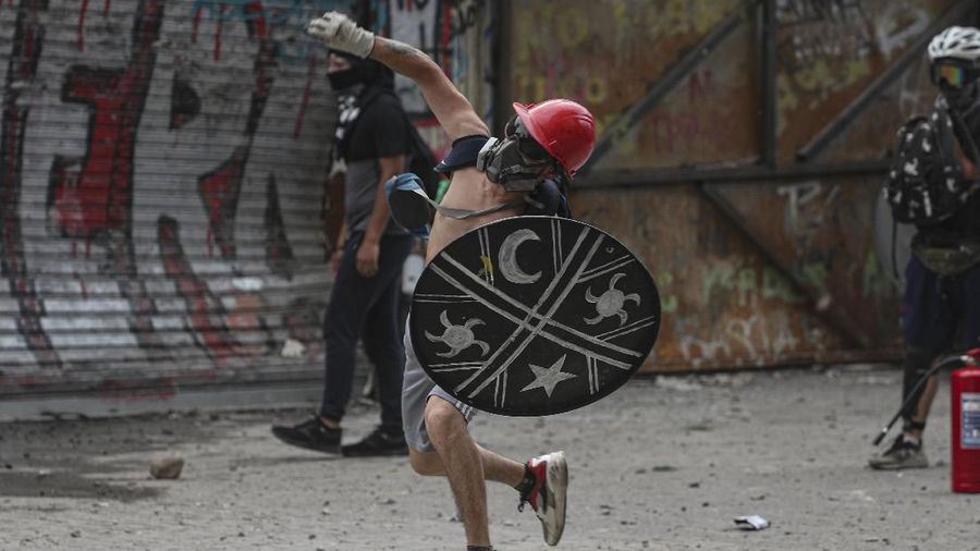 Para demonstran anti pemerintah bentrok melawan aparat keamanan di Santiago, Chili Selasa (19/11/2019)