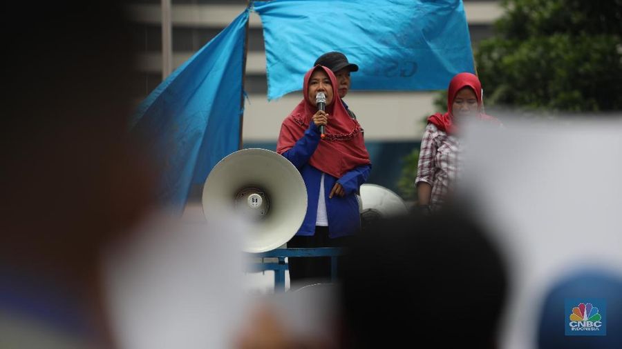 Dalam momentun aksi nasional 20/11/19 yang dilaksanakan diberbagai kota di Indonesia, Gabungan Serikat Buruh Indonesia (GBSI) menegaskan sikap dan pandangannya dalam menolak seluruh skema kebujakan pemerintah dibawah kepemimpinan Jokowi-Maruuf Amin dan menuntut membantalkan rencana recisi UU ketenagakerjaan No.13 tahun 2003, membatalkan kenaikan upah 2019 berdasarkan PP78/2015 dengan 8,51% dan berikan upah buruh sesuai dengan kebutuhan hidup minimum buruh beserra keluarganya, cabut PP No. 78tahun 2015 tentang pengupahan, Cabut Kepmen 231tahun 2003 tentang tata cara penangguhan upah minimum, cabut SK gubernur jawa barat tentang upah minimum padat karya dan stop PHK pemberangudan serikat dan kriminalisasi terhadap buruh. (վ/Tri Susilo)