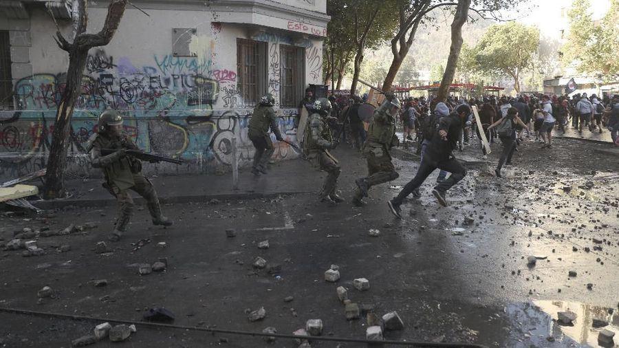 Para demonstran anti pemerintah bentrok melawan aparat keamanan di Santiago, Chili Selasa (19/11/2019)