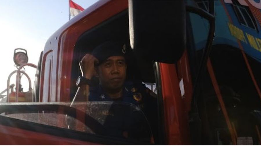 Tamsil (33) adalah seorang petugas pemadam kebakaran di Kota Makassar. Statusnya sebagai seorang single parent membuatnya harus mencari pendapatan lebih.