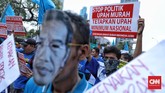 GSBI meminta pemerintah mencabut PP Pengupahan dalam aksi unjuk rasa yang digelar di Kantor Kementerian Ketenagakerjaan, Rabu (20/11). (CNN Indonesia/Bisma Septalisma)