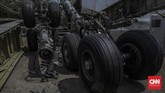 Bagian roda pesawat yang dibiarkan bertumpuk sebelum dibawa ke pembeli selanjutny. (CNN Indonesia/Bisma Septalisma)