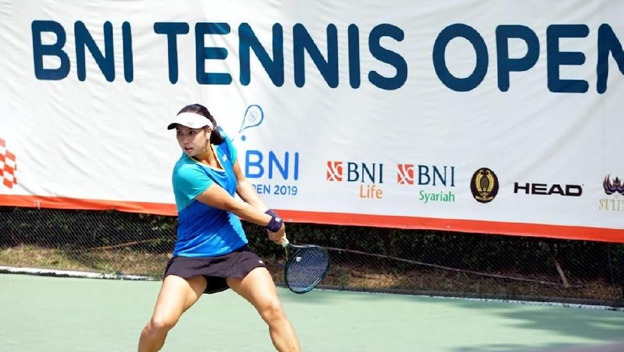 Petenis Pelatnas Putri Indonesia Aldila Sutjiadi dan Novela Rezha pada laga delapan besar BNI Tennis Open 2019 berhasil lolos kebabak semi final.
