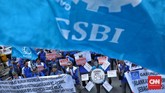 GSBI juga meminta pemerintah membatalkan kenaikan upah sebesar 8,51 persen yang ditetapkan untuk 2020 dalam aksi unjuk rasa yang digelar di Kantor Kementerian Ketenagakerjaan, Rabu (20/11). (CNN Indonesia/Bisma Septalisma)