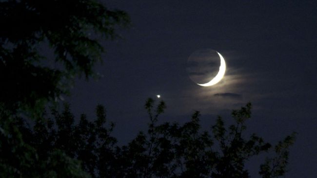 Bulan, Jupiter dan Saturnus Akan Tampak Berjejer di Langit RI