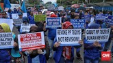 GSBI juga menolak gagasan Menteri Ketenagakerjaan Ida Fauziah menghapuskan sistem upah minimum kota/kabupaten (UMK) dan menetapkan upah minumum provinsi (UMP) sebagai upah terendah. (CNN Indonesia/Bisma Septalisma)