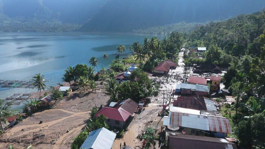 Banjir dan longsor menyebabkan akses jalan menjadi tertutup total akibat material longsor menutupi badan jalan sepanjang 100 meter.