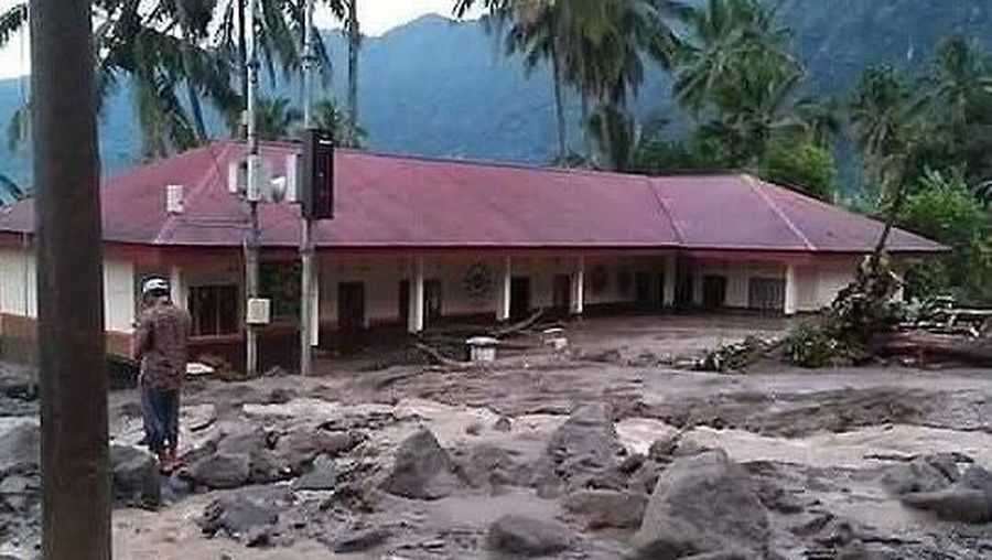 Banjir dan longsor menyebabkan akses jalan menjadi tertutup total akibat material longsor menutupi badan jalan sepanjang 100 meter.