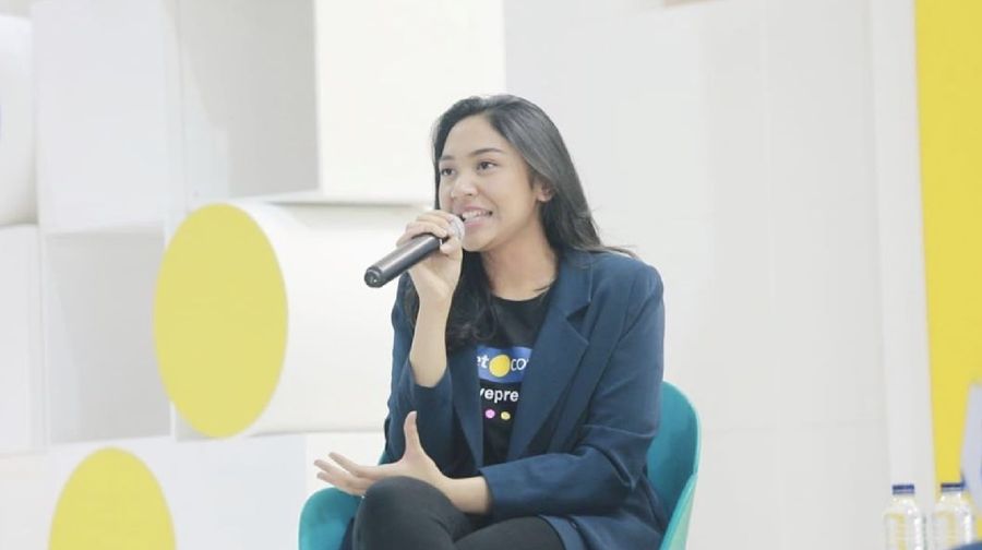 Curhat Putri Tanjung soal pernah ditolak bapaknya untuk membantu bisnis. 