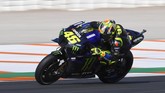 Valentino Rossi menjadi satu-satunya pebalap Yamaha yang gagal masuk posisi lima besar pada tes pramusim di Sirkuit Valencia. The Doctor berada di posisi sembilan. (JOSE JORDAN / STR / AFP)