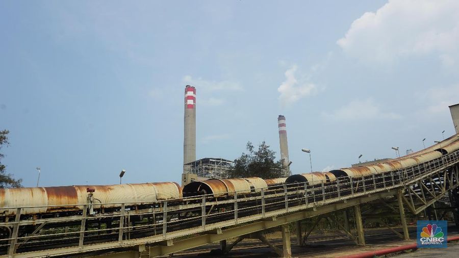PLTU Tanjung Jati B yang merupakan salah satu pembangkit yang paling diandalkan oleh PLN untuk memenuhi kebutuhan listrik sistem interkoneksi Jawa-Bali.

PLTU Tanjung Jati B memegang peran sentral dalam sistem interkoneksi Jawa-Bali


Hingga triwulan III 2019, PLTU dengan kapasitas 4 x 710 MW ini memiliki kesiapan produksi listrik (Equivalent Availability Factor – EAF) hingga 93,6% selama setahun.

Sejak pertama kali beroperasi pada tahun 2006 PLTU Tanjung Jati B menjadi tulang punggung kelistrikan Jawa-Bali. 

PLTU Tanjung Jati B berkontribusi 12% atau  setara dengan kebutuhan listrik sekitar 5 juta pelanggan rumah tangga

Keberadaan pembangkit ini diharapkan tidak hanya bermanfaat bagi  kontinyuitas suplai listrik, namun juga turut membantu pemerintah dalam penghematan APBN.


Secara produksi listrik PLTU Tanjung Jati B mampu berkontribusi sebesar 12% atau setara denagan kebutuhan listrik sekitar 5 juta pelanggan rumah tangga.  (CNBC Indonesia/Peti)