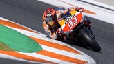 Marc Marquez mengakhiri tes dua hari di Sirkuit Valencia dengan berada di posisi tujuh, terpaut 0,7 detik dari catatan waktu Maverick Vinales. (JOSE JORDAN / STR / AFP)