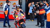 Marc Marquez yang berstatus juara bertahan MotoGP keluar dari garasi Repsol Honda untuk menjalani tes. (JOSE JORDAN / STR / AFP)