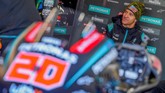 Pebalap Petronas Yamaha Fabio Quartararo duduk di garasi. Cuaca dingin di Sirkuit Valencia sempat membuat jalannya tes tidak maksimal. (JOSE JORDAN / STR / AFP)