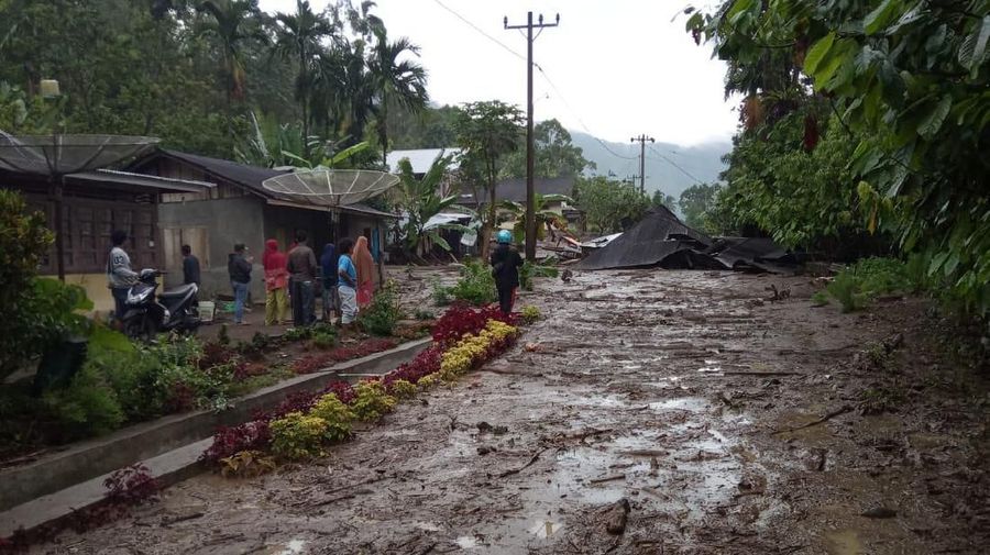 Banjir dan longsor menyebabkan akses jalan menjadi tertutup total akibat material longsor menutupi badan jalan sepanjang 100 meter.