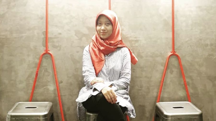 Salah satu staf khusus milenial Jokowi, Ayu Kartika Dewi, memiliki prestasi segudang di dalam dan luar negeri. 