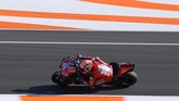 Pebalap Ducati Andrea Dovizioso mengakhiri tes dua hari di Sirkuit Valencia dengan berada di posisi 11. (JOSE JORDAN / STR / AFP)