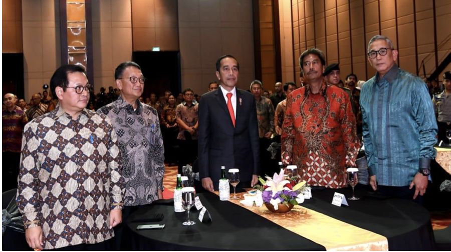 Presiden Republik Indonesia, Joko Widodo (tengah), Presiden Direktur PT BUMI Resources Tbk. Saptari Hoedaja (kanan), Menteri Energi dan Sumber Daya Mineral RI, Arifin Tasrif (kedua kiri) bersama Sekretaris Kabinet Indonesia Maju, Pramono Anung (kiri) dan Ketua IMA, Ido Hutabarat (kedua kanan) dalam malam penganugerahan IMA Award 2019. (Dok. BUMI Resources)