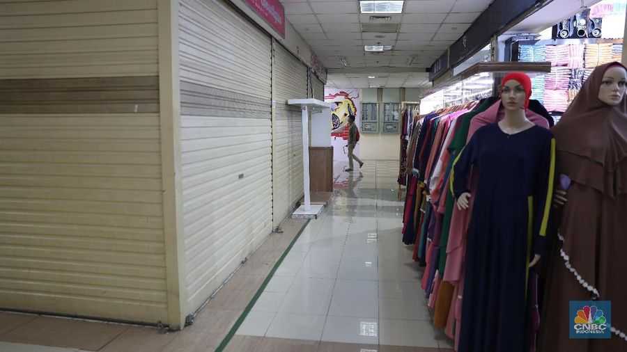 Banyaknya ruko yang buka dilantai Dasar Blok B9 menjadi tandanya ramai jual beli para pedagang, ketika menelusuri lebih dalam lagi hanya beberapa pembeli saja yang keluar masuk mall Thamrin City, Jakarta Pusat. Diakuinya, sebagai pedagang grosir pakain dewasa, Andri tidak bisa meraup keuntungan yang besar seperti tahun-tahun sebelumnya. “Keuntungan yang kami peroleh paling cuma 5%. Beda dengan keuntungannya dengan tahun sebelumnya deh,” katanya.

Kelesuan penjual pakain jadi ini juga di alami Iwan (40 tahun). Pemilik Toko Nadira, Blok C3 Lantai 3 Thamrin City ini menyatakan omset tokonya mengalami penurunan yang tajam pada tahun ini. 