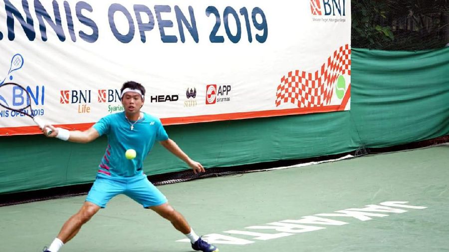 Aksi Petenis Pelatnas Putra Indonesia M. Rifqi Fitriadi di semi final BNI Tennis Open 2019