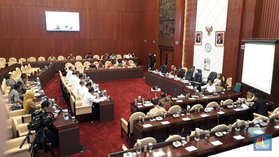 Dirut Perum Bulog Buwas menyampaikan soal dugaan mafia beras di DPR.