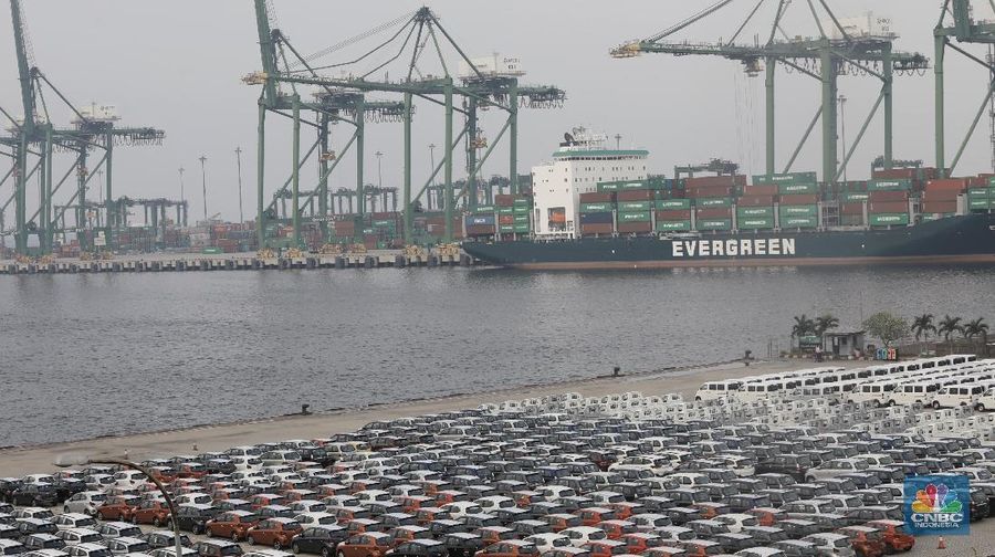 Mobil ekspor di pelabuhan IPCC, Tanjung Priok. (CNBC Indonesia/ Andrean Kristianto)