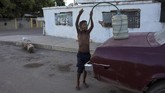 Sekitar 4,5 juta penduduk Venezuela memutuskan pergi ke negara lain untuk mencari uang dan kehidupan yang lebih baik akibat krisis. (AP Photo/Rodrigo Abd)