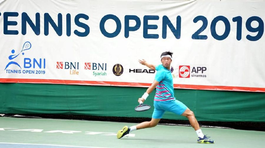 Aksi Petenis Pelatnas Putra Indonesia M. Rifqi Fitriadi di semi final BNI Tennis Open 2019