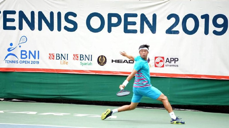 Aksi Petenis Pelatnas Putra Indonesia M. Rifqi Fitriadi di semi final BNI Tennis Open 2019