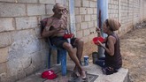 Penduduk miskin di Maracaibo saat ini hanya bisa mengharap bantuan dari sesama warga untuk bisa bertahan hidup. Sebab, perekonomian mandek membuat mereka semakin melarat. (AP Photo/Rodrigo Abd)