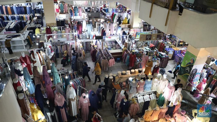 Thamrin City Banyaknya ruko yang buka dilantai Dasar Blok B9 menjadi tandanya ramai jual beli para pedagang, ketika menelusuri lebih dalam lagi hanya beberapa pembeli saja yang keluar masuk mall Thamrin City, Jakarta Pusat. Diakuinya, sebagai pedagang grosir pakain dewasa, Andri tidak bisa meraup keuntungan yang besar seperti tahun-tahun sebelumnya. “Keuntungan yang kami peroleh paling cuma 5%. Beda dengan keuntungannya dengan tahun sebelumnya deh,” katanya.
Kelesuan penjual pakain jadi ini juga di alami Iwan (40 tahun). Pemilik Toko Nadira, Blok C3 Lantai 3 Thamrin City ini menyatakan omset tokonya mengalami penurunan yang tajam pada tahun ini.