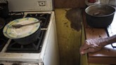 Masyarakat Maracaibo juga harus berhemat dalam membeli bahan makanan dan memasak. Sebab, harga bahan makanan sangat mahal dan langka. (AP Photo/Rodrigo Abd)