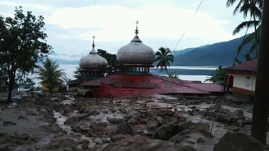 Banjir dan longsor menyebabkan akses jalan menjadi tertutup total akibat material longsor menutupi badan jalan sepanjang 100 meter.