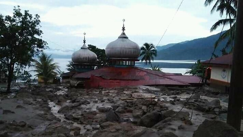 Banjir dan longsor menyebabkan akses jalan menjadi tertutup total akibat material longsor menutupi badan jalan sepanjang 100 meter.