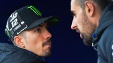 Pebalap Monster Energy Yamaha Maverick Vinales berbicara dengan mekanik sebelum menjalani tes pramusim MotoGP 2020 terakhir di Sirkuit Valencia, Rabu (20/11). (JOSE JORDAN / STR / AFP)