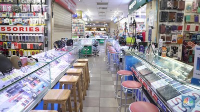 Banyaknya ruko yang buka dilantai Dasar Blok B9 menjadi tandanya ramai jual beli para pedagang, ketika menelusuri lebih dalam lagi hanya beberapa pembeli saja yang keluar masuk mall Thamrin City, Jakarta Pusat. Diakuinya, sebagai pedagang grosir pakain dewasa, Andri tidak bisa meraup keuntungan yang besar seperti tahun-tahun sebelumnya. “Keuntungan yang kami peroleh paling cuma 5%. Beda dengan keuntungannya dengan tahun sebelumnya deh,” katanya.

Kelesuan penjual pakain jadi ini juga di alami Iwan (40 tahun). Pemilik Toko Nadira, Blok C3 Lantai 3 Thamrin City ini menyatakan omset tokonya mengalami penurunan yang tajam pada tahun ini. 