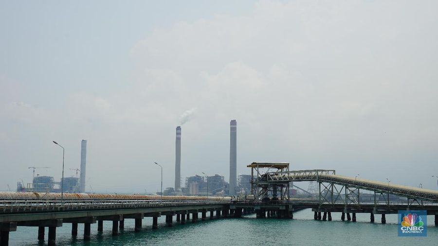 PLTU Tanjung Jati B yang merupakan salah satu pembangkit yang paling diandalkan oleh PLN untuk memenuhi kebutuhan listrik sistem interkoneksi Jawa-Bali.

PLTU Tanjung Jati B memegang peran sentral dalam sistem interkoneksi Jawa-Bali


Hingga triwulan III 2019, PLTU dengan kapasitas 4 x 710 MW ini memiliki kesiapan produksi listrik (Equivalent Availability Factor – EAF) hingga 93,6% selama setahun.

Sejak pertama kali beroperasi pada tahun 2006 PLTU Tanjung Jati B menjadi tulang punggung kelistrikan Jawa-Bali. 

PLTU Tanjung Jati B berkontribusi 12% atau  setara dengan kebutuhan listrik sekitar 5 juta pelanggan rumah tangga

Keberadaan pembangkit ini diharapkan tidak hanya bermanfaat bagi  kontinyuitas suplai listrik, namun juga turut membantu pemerintah dalam penghematan APBN.


Secara produksi listrik PLTU Tanjung Jati B mampu berkontribusi sebesar 12% atau setara denagan kebutuhan listrik sekitar 5 juta pelanggan rumah tangga.  (CNBC Indonesia/Peti)