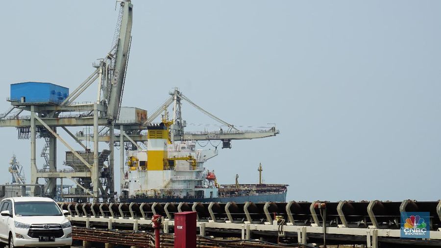 PLTU Tanjung Jati B yang merupakan salah satu pembangkit yang paling diandalkan oleh PLN untuk memenuhi kebutuhan listrik sistem interkoneksi Jawa-Bali.

PLTU Tanjung Jati B memegang peran sentral dalam sistem interkoneksi Jawa-Bali


Hingga triwulan III 2019, PLTU dengan kapasitas 4 x 710 MW ini memiliki kesiapan produksi listrik (Equivalent Availability Factor – EAF) hingga 93,6% selama setahun.

Sejak pertama kali beroperasi pada tahun 2006 PLTU Tanjung Jati B menjadi tulang punggung kelistrikan Jawa-Bali. 

PLTU Tanjung Jati B berkontribusi 12% atau  setara dengan kebutuhan listrik sekitar 5 juta pelanggan rumah tangga

Keberadaan pembangkit ini diharapkan tidak hanya bermanfaat bagi  kontinyuitas suplai listrik, namun juga turut membantu pemerintah dalam penghematan APBN.


Secara produksi listrik PLTU Tanjung Jati B mampu berkontribusi sebesar 12% atau setara denagan kebutuhan listrik sekitar 5 juta pelanggan rumah tangga.  (CNBC Indonesia/Peti)