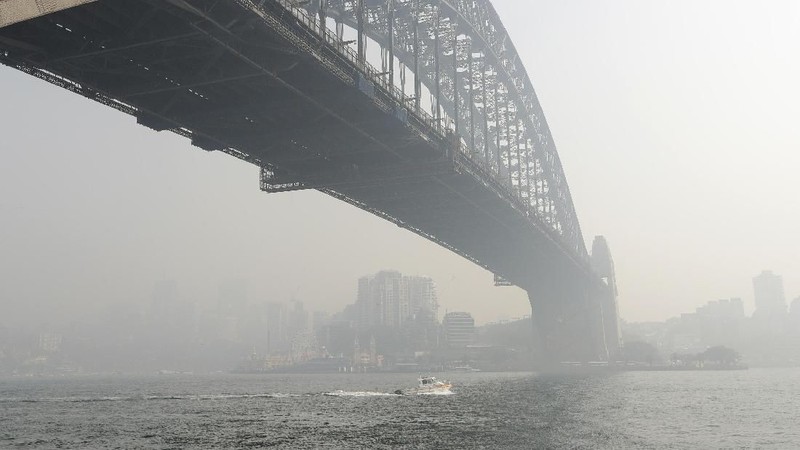 Kabut asap akibat kebakaran lahan menyelimuti Sydney, Australia Kamis (21/11/2019).
