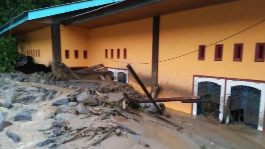Banjir dan longsor menyebabkan akses jalan menjadi tertutup total akibat material longsor menutupi badan jalan sepanjang 100 meter.