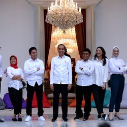 Gaya Santai Jokowi & 7 Staf Khusus Milenial di Istana