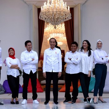 Gaya Santai Jokowi & 7 Staf Khusus Milenial di Istana