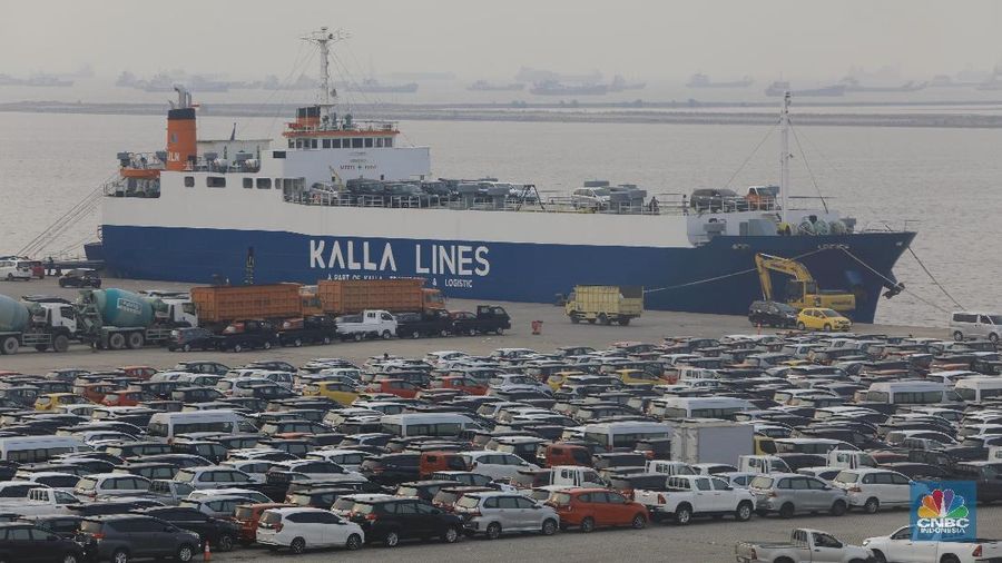 Mobil ekspor di pelabuhan IPCC, Tanjung Priok. (CNBC Indonesia/ Andrean Kristianto)