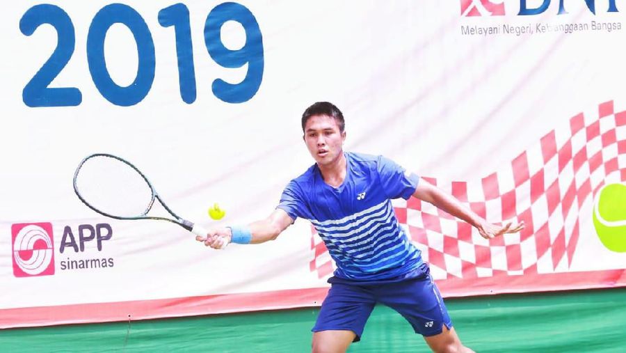 Aksi Petenis Pelatnas Putra Indonesia M. Rifqi Fitriadi di semi final BNI Tennis Open 2019