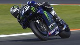 Maverick Vinales unggul atas Fabio Quartararo dan Franco Morbidelli dengan catatan waktu 1 menit 29,489 detik. (JOSE JORDAN / STR / AFP)