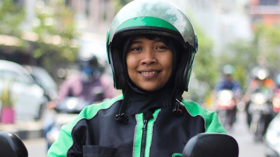 Namun setelah sampai di penghujung kontraknya, Dewi mulai khawatir karena belum mendapatkan pekerjaan lain.
