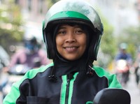 Dewi, Single Parent yang Mengaspal Bersama Grab