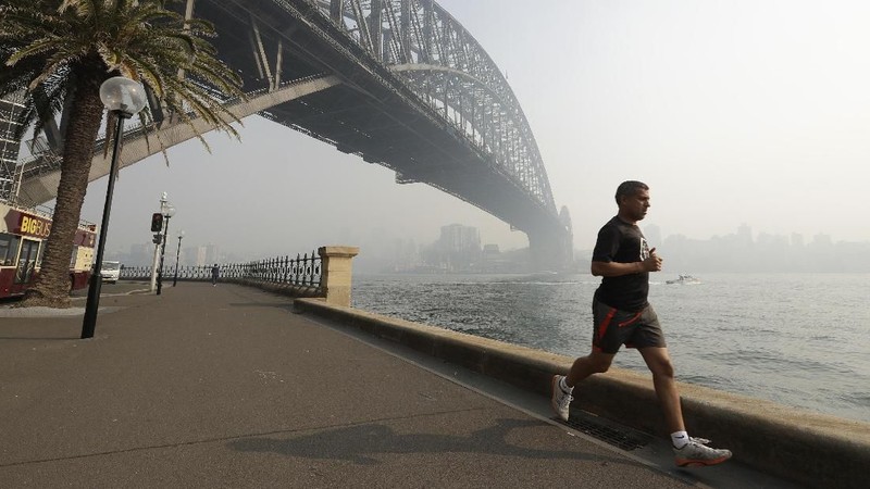 Kabut asap akibat kebakaran lahan menyelimuti Sydney, Australia Kamis (21/11/2019).