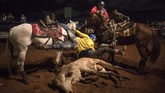 Warga Maracaibo juga masih mengupayakan hiburan di tengah krisis demi melepas penat. Salah satunya adalah dengan atraksi 'Coleo'. (AP Photo/Rodrigo Abd)