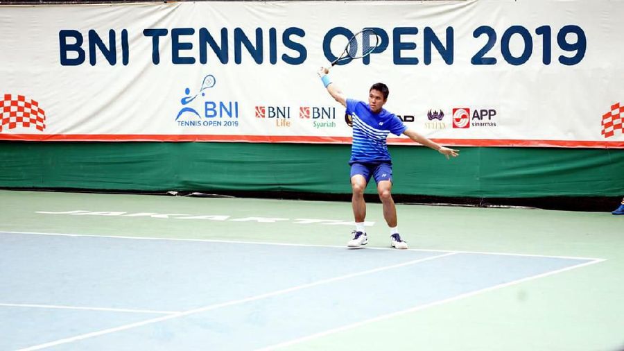 Aksi Petenis Pelatnas Putra Indonesia M. Rifqi Fitriadi di semi final BNI Tennis Open 2019